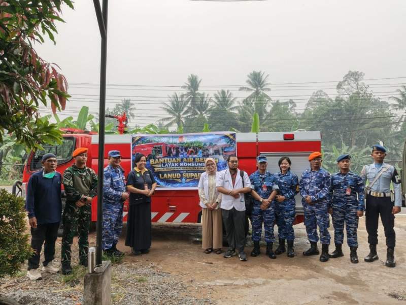 TNI AU Lanud Supadio hadir berkolaborasi dengan Puskesmas Sungai Durian Dinas Kesehatan Kubu Raya untuk menyalurkan Air bersih dan Minum